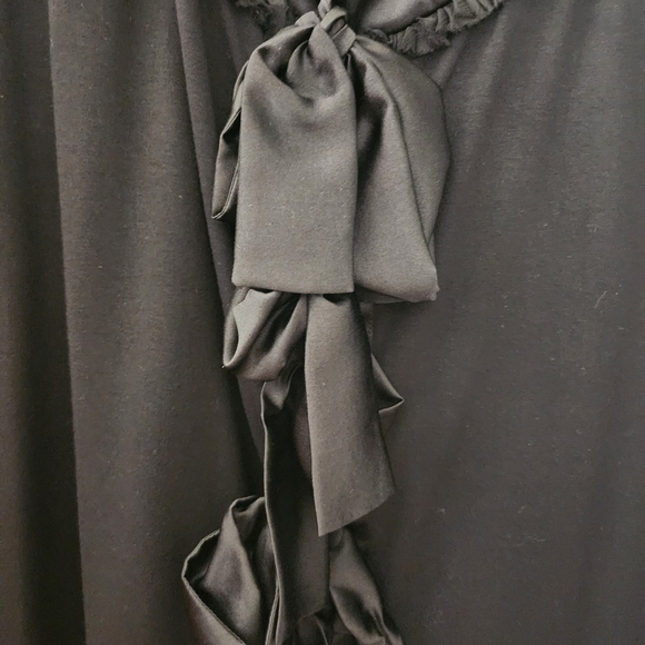 Elegant Black Sleeveless Blouse with Satin Trim - Picture 4 of 4